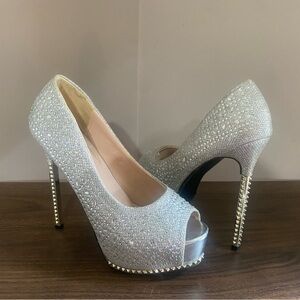 Silver peep toe pump